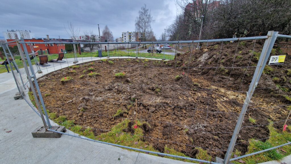 Ogrodzony teren i rozpoczęte prace ziemnie 