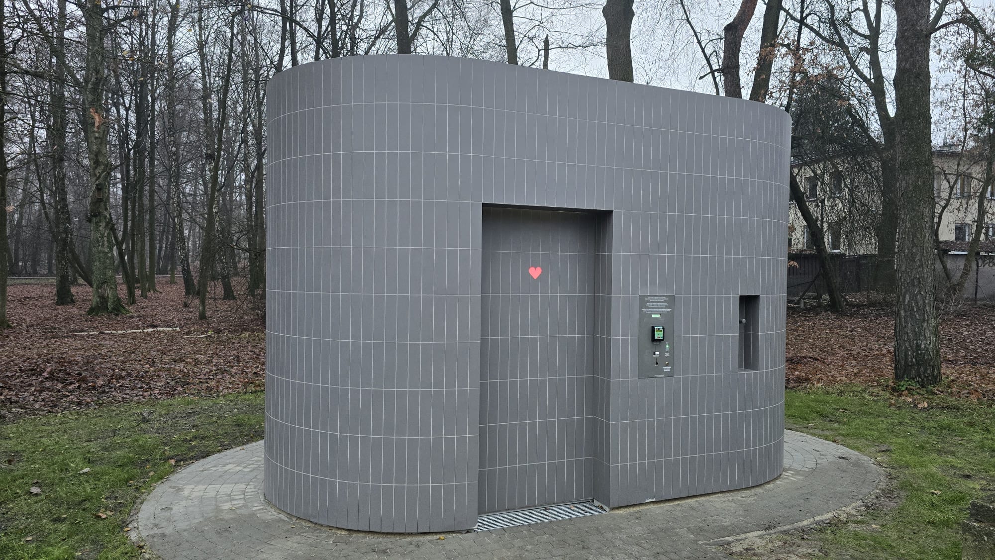 Nowoczesna toaleta w&nbsp;Parku Solvay już dostępna dla mieszkańców